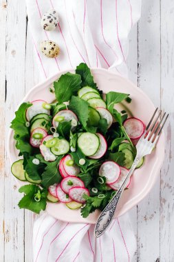 Turp, salatalık ve roka ahşap arka plan üzerinde taze salata