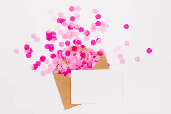 Cartão vazio com papel rosa confete e envelope kraft, conceito de férias . — Fotografia de Stock