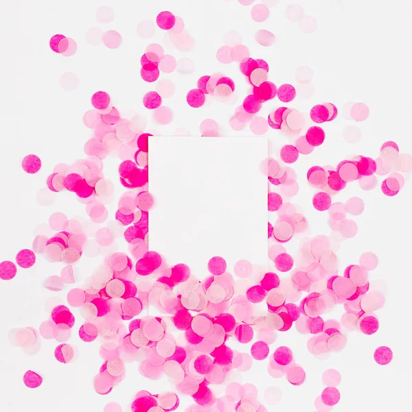 Kertas merah muda confetti dan kartu kosong — Stok Foto