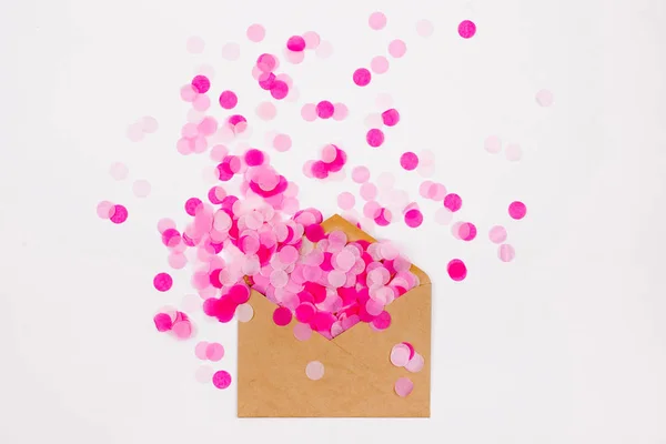 Kertas merah muda confetti terbang keluar enoverta, konsep liburan — Stok Foto