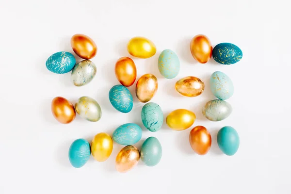Фон с голубыми, золотыми и бирюзовыми пятнами пасхальных яиц. Эсфирное понятие — стоковое фото