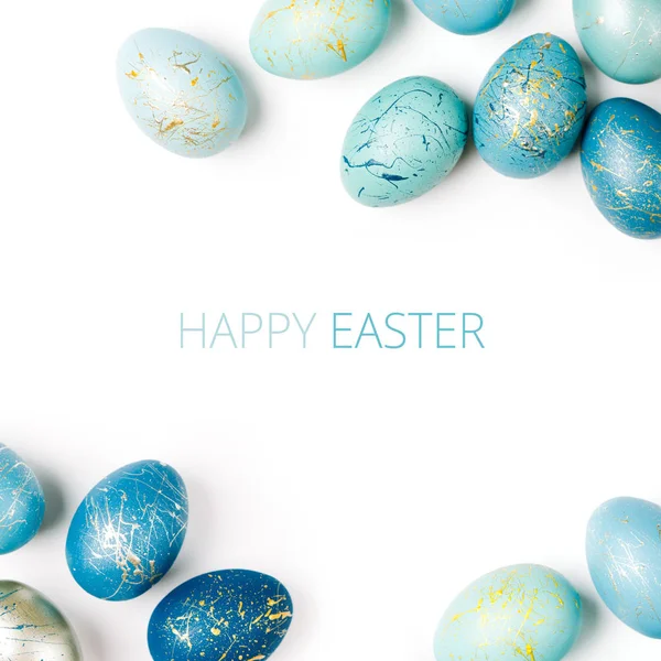 Frohe Ostern. Rahmen mit goldenen und blau gesprenkelten Ostereiern mit Kopierraum für Text. isoliert auf weißem Hintergrund — Stockfoto