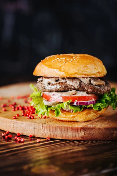 Burger with mushrooms, meatballs, tomato and lettuce with red bell pepper. Copy space — Stock Photo, Image