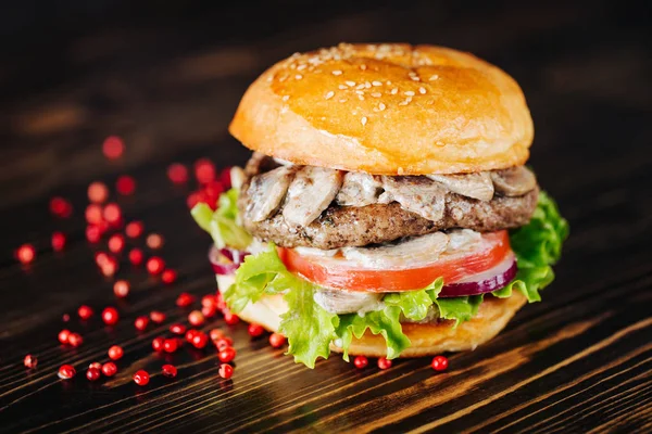 Burger with mushrooms, meatballs, tomato and lettuce with red bell pepper — Stock Photo, Image