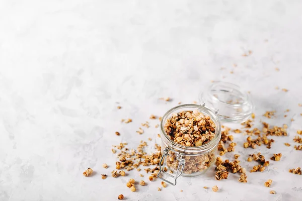 Hemmagjord müsli med nötter och frön i glasburk för hälsosam frukost med kopia utrymme — Stockfoto