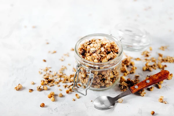 Gezond ontbijt. Verse muesli in een glazen pot op een grijze achtergrond. — Stockfoto