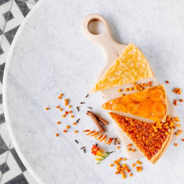 Tablo üzerinde üç pasta adet