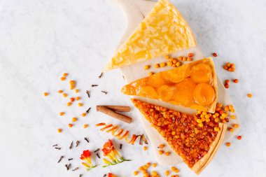 Tablo üzerinde üç pasta adet