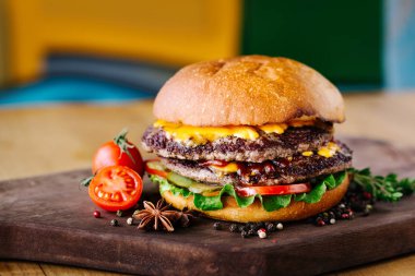 Sığır eti ile duble burger