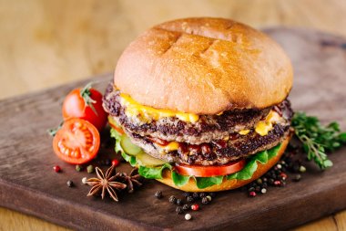 Sığır eti ile duble burger