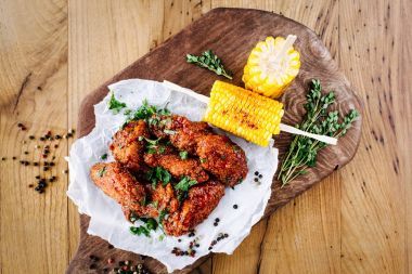 Lezzetli kızarmış tavuk kanatları.