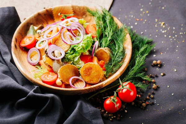 Verdure fritte su piatto di legno — Foto Stock