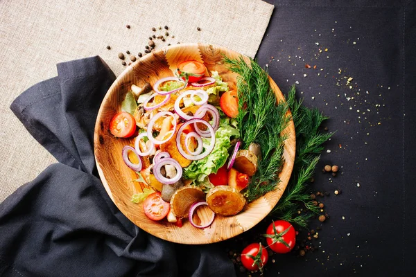 Verdure fritte su piatto di legno — Foto Stock