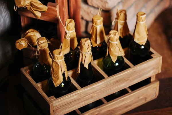 Botellas de vid en caja en sótano —  Fotos de Stock