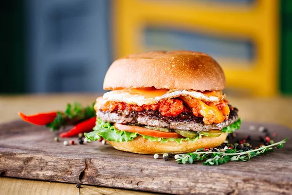 쇠고기와 맛 있는 햄버거 — 스톡 사진
