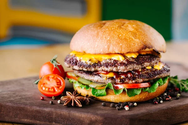 Hambúrguer duplo com carne — Fotografia de Stock