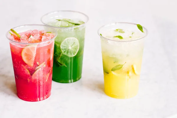 Frutas bebidas de verano con hielo —  Fotos de Stock