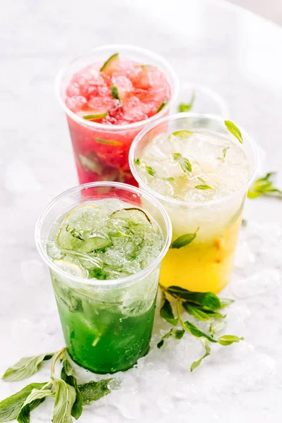 Frutas bebidas de verano con hielo — Foto de Stock