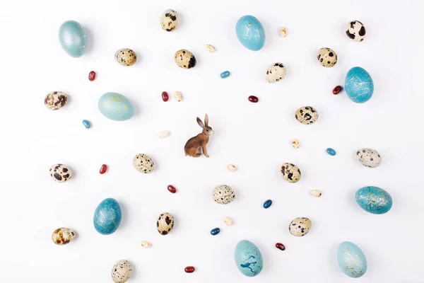 Пасхальные яйца, кролик и конфеты — стоковое фото