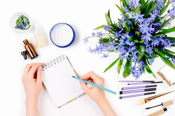 Kadın deftere yazıyor.