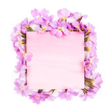 Pembe boş oyun kağıdı ve çiçekler