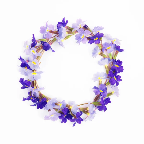 Okrągła rama wykonana jest z kwiatów — Zdjęcie stockowe
