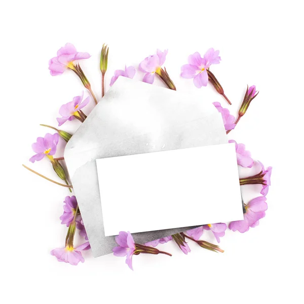 Üres kártya boríték és virágok — Stock Fotó