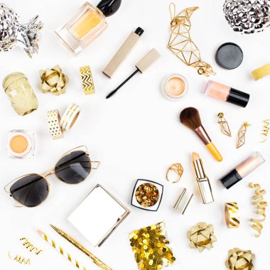 Makyaj kozmetik seti ve güneş gözlüğü