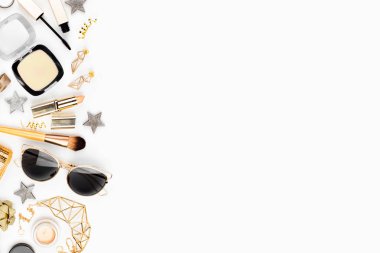 Makyaj kozmetik seti ve güneş gözlüğü