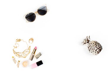 Makyaj kozmetik seti ve güneş gözlüğü