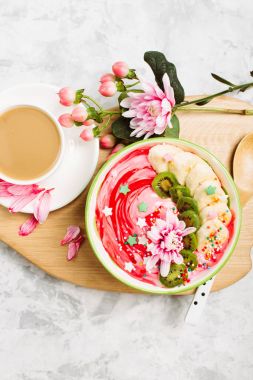 kahve fincanı ve kase dondurma ile