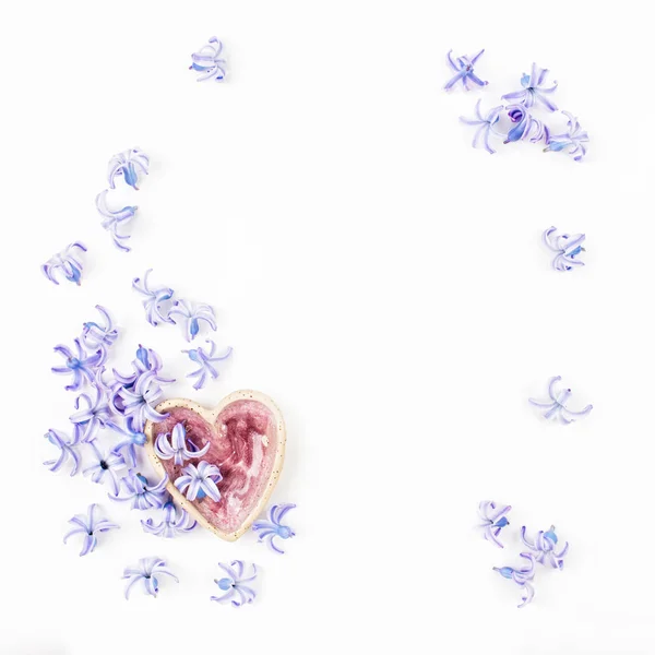 Розовое сердце и красивые голубые цветы — стоковое фото