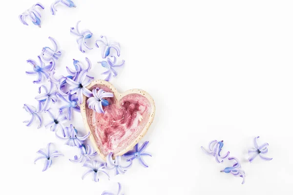 Ροζ καρδιά και τα όμορφα μπλε λουλούδια — Φωτογραφία Αρχείου