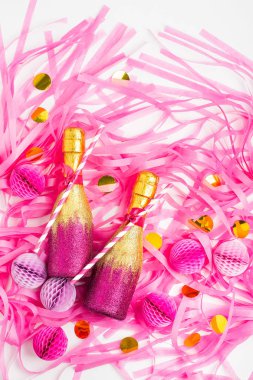 konfeti ve Petek Top ile şişe