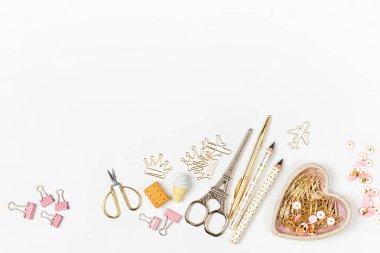 Arka plan üzerinde okul donanımları