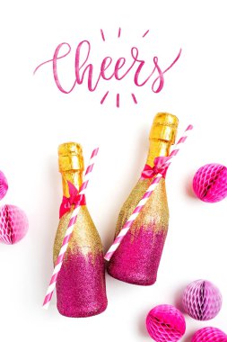 Petek topları ile şampanya şişeleri