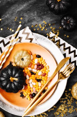 Tatlılar s karanlık bir tablo ile çanak