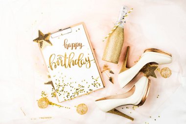 Pano ve süslemeleri ile şampanya