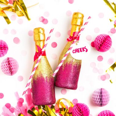 Altın ve pembe şampanya şişeleri