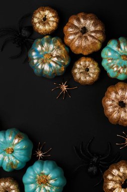 Parlak altın ve kabak ile örümcekler mavi