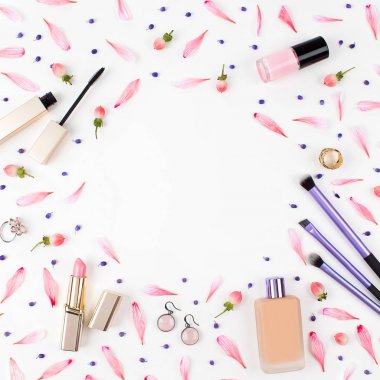 Kozmetik kolaj aksesuarları ile 