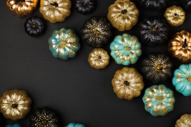 Parlak altın ve kabak ile örümcekler mavi