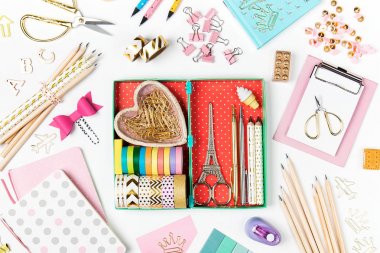 Arka plan üzerinde okul donanımları