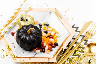 Siyah ve altın kabak ile tatlılar yemek. 