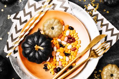 Tatlılar s karanlık bir tablo ile çanak