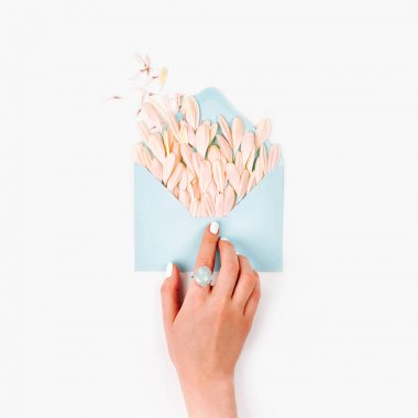 kadın el ve posta zarf