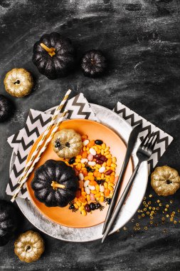 Tatlılar s karanlık bir tablo ile çanak