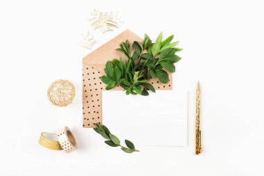 zarf ve yeşil yaprakları