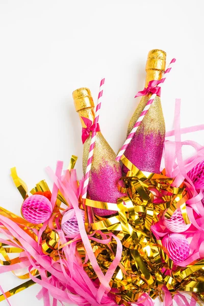 Flessen met confetti en honingraat ballen — Stockfoto