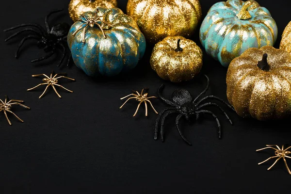 Parlak altın ve kabak ile örümcekler mavi